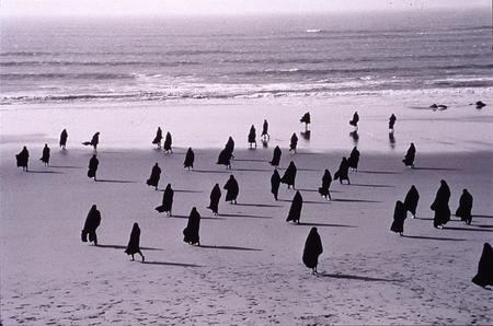 Ширин Нешат.
Безмолвие. Из серии «Экстаз». 
1999. 
Галерея Жером де Нуармон, Франция