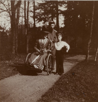 Николай II, Александра Федоровна и цесаревич Алексей на прогулке в парке. 1910-е.