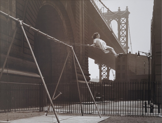 Уолтер Розенблюм.
Девочка на качелях.
Из серии «Питт-стрит», 1938.
Цифровая печать.
Фотоархив Розенблюма