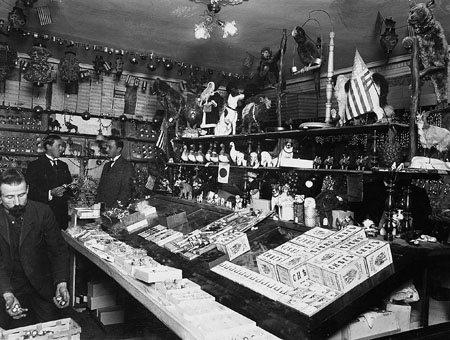 Неизвестный автор.
Внутренний вид магазина елочных украшений. С.-Петербург. 
1913. 
Собрание галереи «Тондо»
