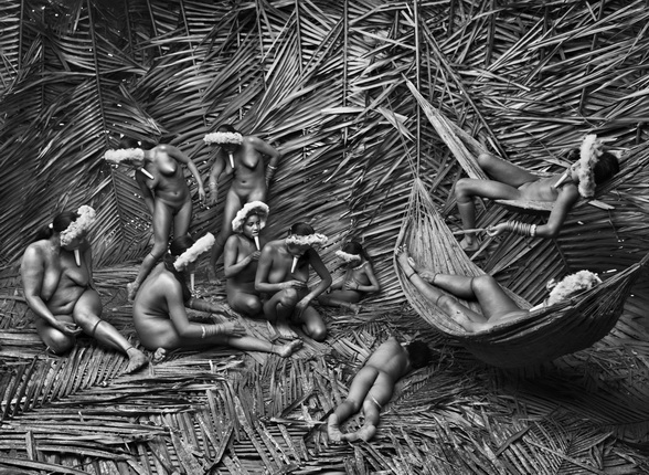 Обычно женщины в деревне Зое используют красный плод орлеанового дерева (Bixa orellana), чтобы окрасить свои тела. Штат Пара, Бразилия. 2009.
Фотография Себастио Сальгадо / Amazonas images
