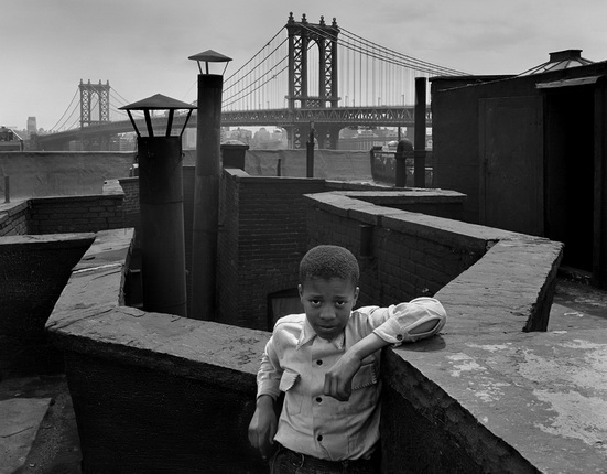 Уолтер Розенблюм.
Мальчик на крыше, из серии «Питт-Стрит», Нью-Йорк.
1947.
© Фотоархив Розенблюма