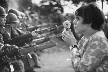 Марк Рибу.
Перед Пентагоном, марш за мир во Вьетнаме. Вашингтон. 
Собрание автора, Париж