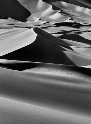 Большие песчаные дюны между Альберг и Мерзуга, Тадрарт. К югу от Джанет, Алжир. 2009.
Фотография Себастио Сальгадо / Amazonas images
