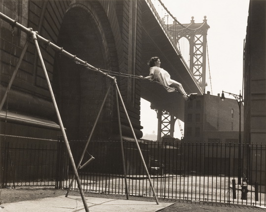 Уолтер Розенблюм.
Девочка на качелях, из серии «Питт-Стрит», Нью-Йорк.
1938.
© Фотоархив Розенблюма