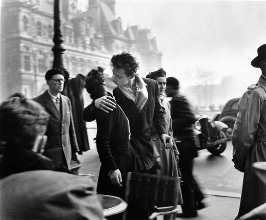 Робер Дуано.
Поцелуй на площади Отель-де-Виль, 1950.
© Atelier Robert Doisneau