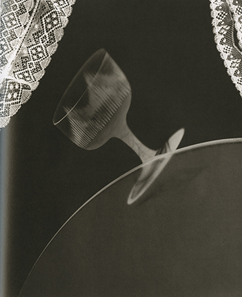 Ивата Накаяма.
Композиция (кружево и стакан).
Серебряно-желатиновая печать,
1930—1935.
Коллекция Фонда Иваты Накаямы.
Представлено Художественным музеем префектуры Хёго