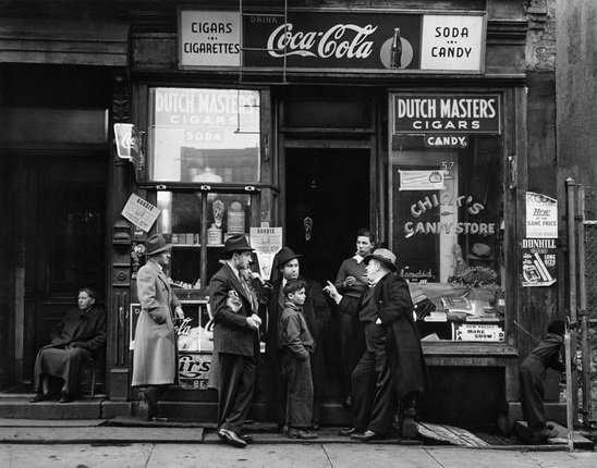 Уолтер Розенблюм.
Кондитерский магазин Chick’s, из серии «Питт-Стрит», Нью-Йорк.
1938.
© Фотоархив Розенблюма