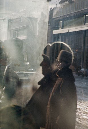 Георгий Пинхасов.
Россия. Москва. Ожидание на автобусной остановке. 
1998. 
© Gueorgui Pinkhassov, Magnum Photos