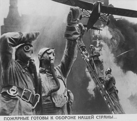 На пожарном фронте, фотомонтаж 45.
Михаил Дмитриев, фотографии А. Штейнгардта. 
1930-е. 
Частная коллекция