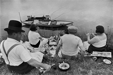 Анри Картье-Брессон.
Воскресенье на берегу реки Марны, Франция 
1938. 
© Henri Cartier-Bresson / Magnum photos