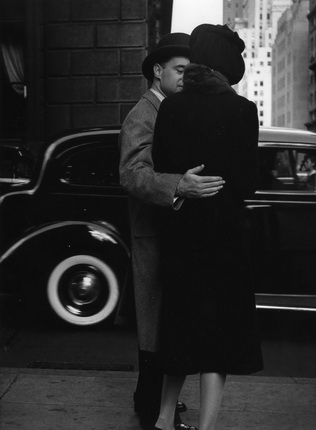 Моррис Энджел.
Парк Авеню, Нью-Йорк.
1947.
© Мэри Энджел – Оркин/Энджел фото- и видеоархив