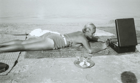 Жак-Анри Лартиг.
Шу Валтон на пляже Гаруп. Mыс Антиб. 
Июль 1932. 
© Ministere de la Culture- France /AAJHL