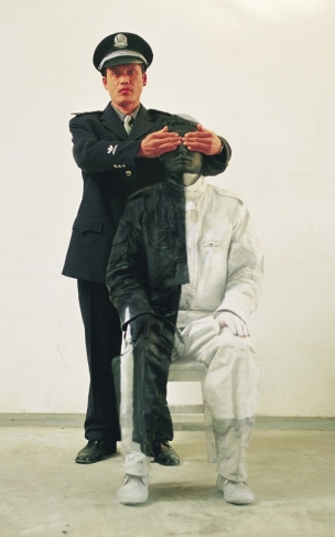 Лю Болинь.
Гражданин и Полицейский №2.
Из серии «Спрятаться в городе» – 16, 2006.
Цифровая печать.
© Courtesy of Liu Bolin / Galerie Paris-Beijing