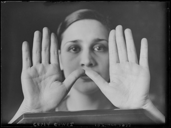 Актриса Сесилия Гамес показывает руки после сеанса хироманта Джовани Тассани. 1933 г. Мадрид