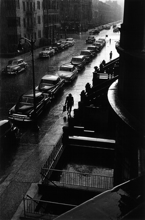 Рут Оркин.
Человек под дождем, Западная 88-я улица, Нью-Йорк.
1952.
© Мэри Энджел – Оркин/Энджел фото- и видеоархив