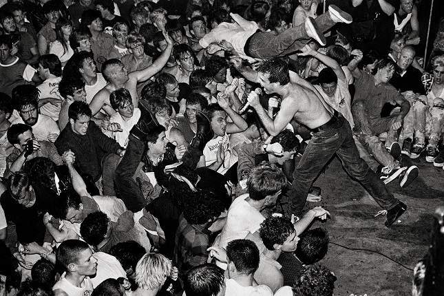 Stanley Greene. Jello Biafra of the Dead Kennedys performs California Über Alles, Mabuhay Gardens, North Beach, San Francisco, 1978. Stanley Greene / NOOR