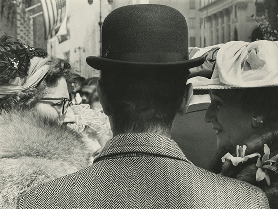 Пятая авеню (мужчина с двумя дамами). Около 1959