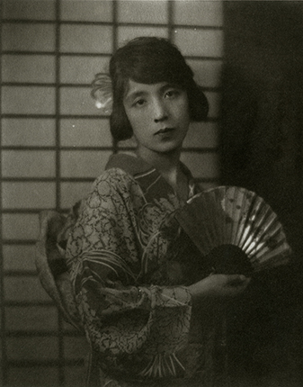 Ивата Накаяма.
Японская девушка,
около 1925.
Серебряно-желатиновая печать.
Коллекция Фонда Иваты Накаямы.
Представлено Художественным музеем префектуры Хёго