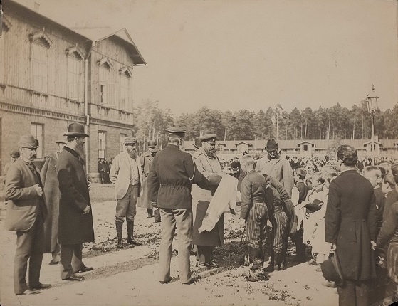 Спала. Император Александр III с делегацией местных жителей. [1886].