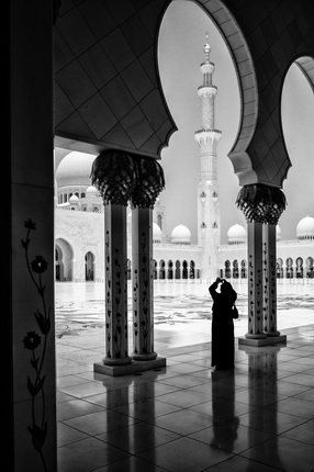 Ян Белински.
Женщина, фотографирующая в мечети шейха Зайда.
Абу-Даби, ОАЭ.
2012.
Архивный пигментный отпечаток на бумаге Fine Art.
Собственность автора